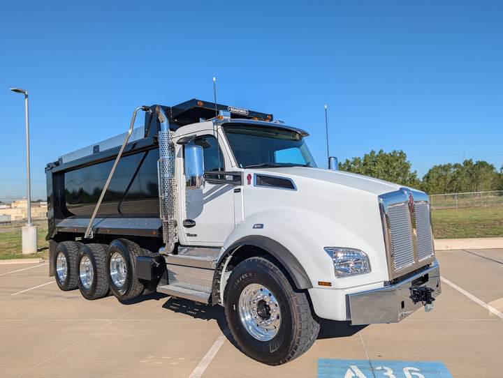 2027 Kenworth T880 Tri-Axle Dump Truck, exterior photo 1