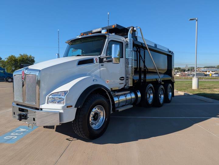 2027 Kenworth T880 Tri-Axle Dump Truck, exterior photo 2