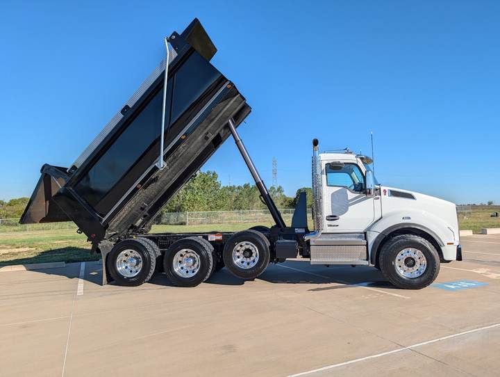 2027 Kenworth T880 Tri-Axle Dump Truck, exterior photo 3