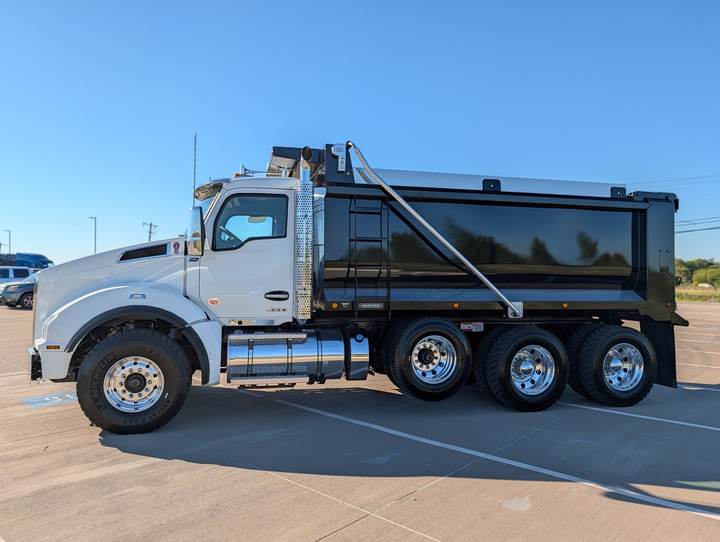 2027 Kenworth T880 Tri-Axle Dump Truck, exterior photo 5