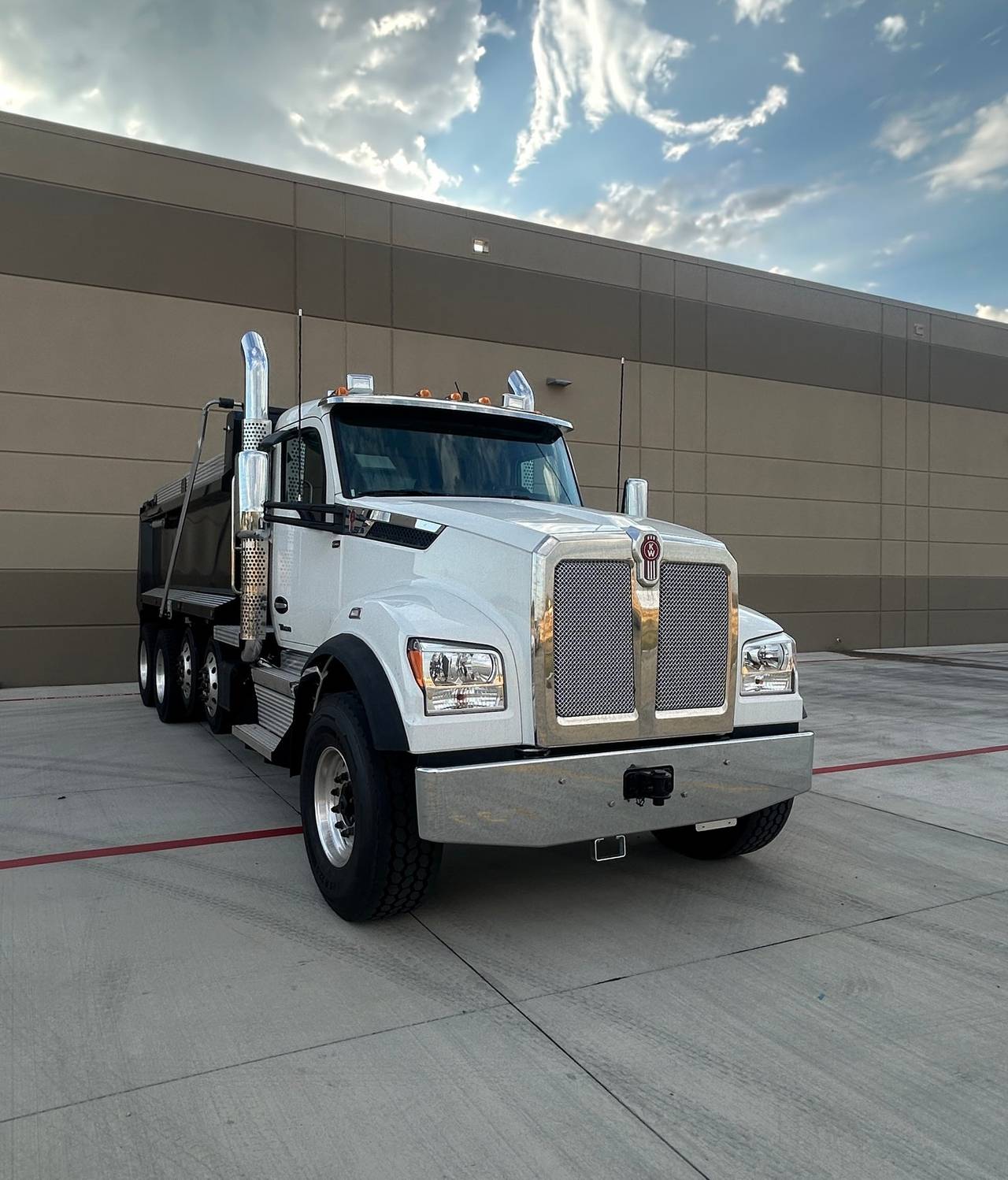 2027 Kenworth T880 Tri-Axle Dump Truck, exterior photo 1