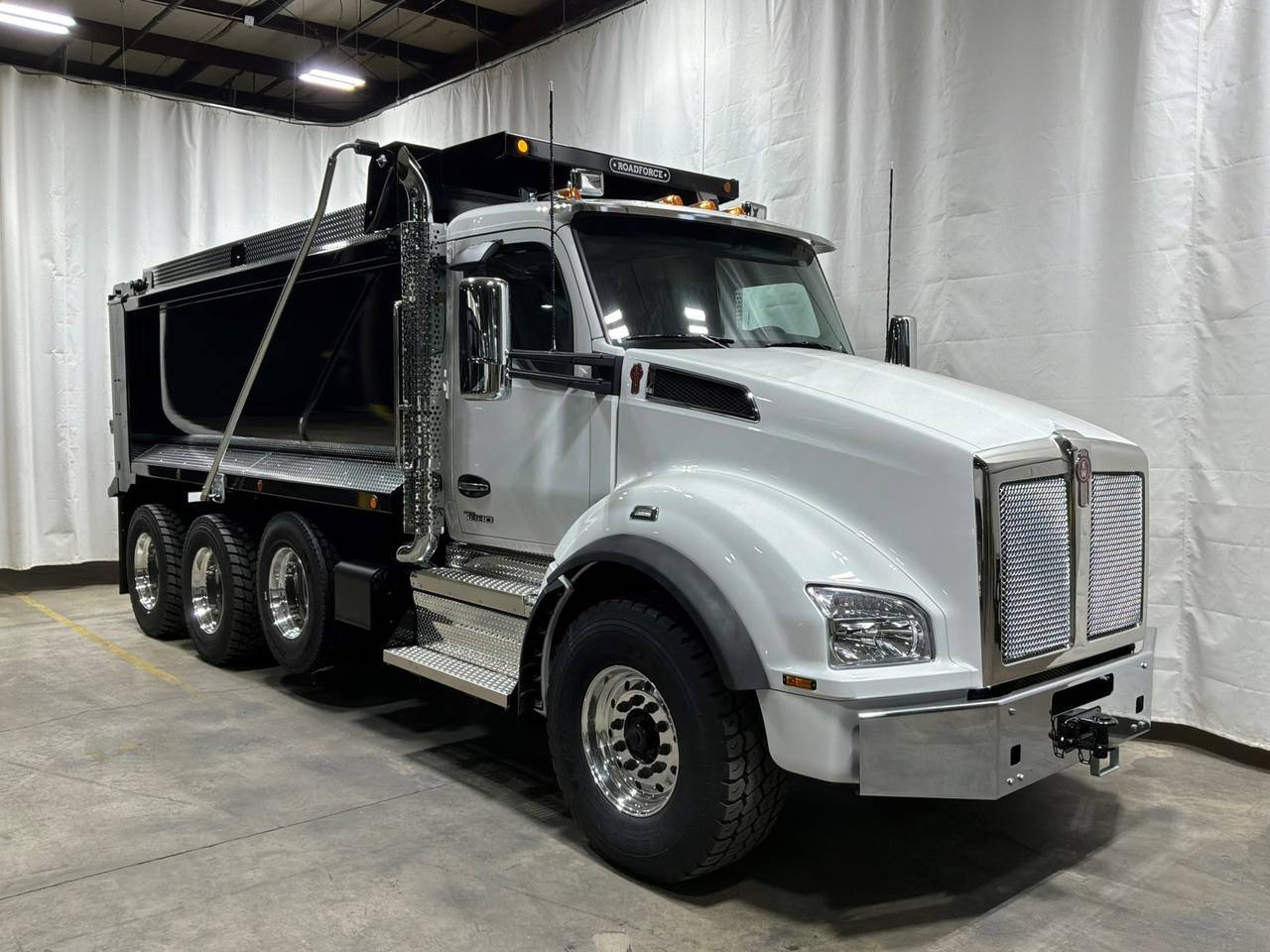 2027 Kenworth T880 Tri-Axle Dump Truck, exterior photo 1