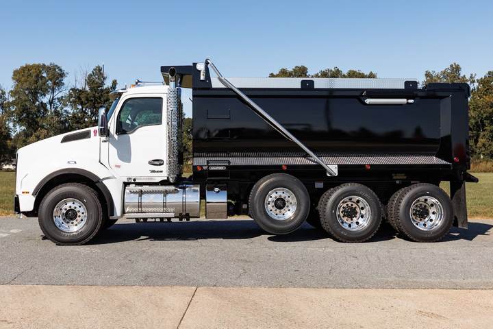 2027 Kenworth T880 Tri-Axle Dump Truck, exterior photo 3