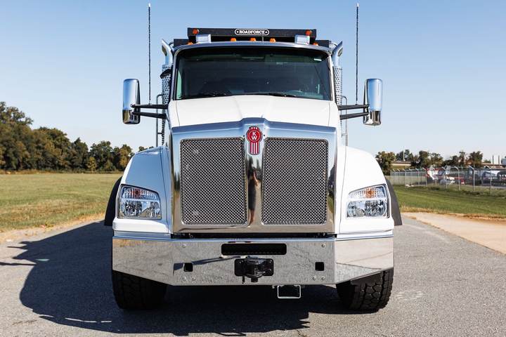 2027 Kenworth T880 Tri-Axle Dump Truck, exterior photo 4