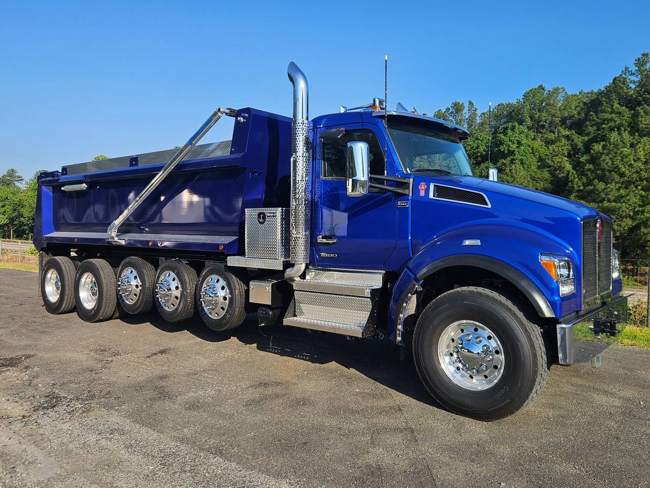 2027 Kenworth T880S 5-Axle Dump Truck, exterior photo 1