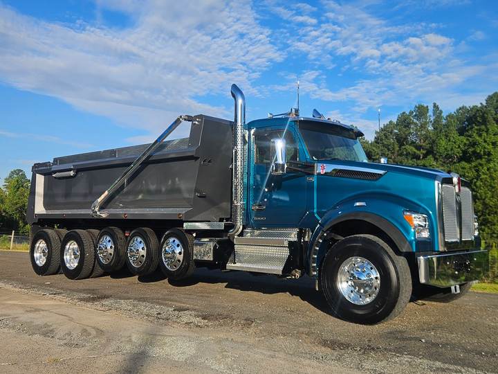 2027 Kenworth T880S 5-Axle Dump Truck, exterior photo 1