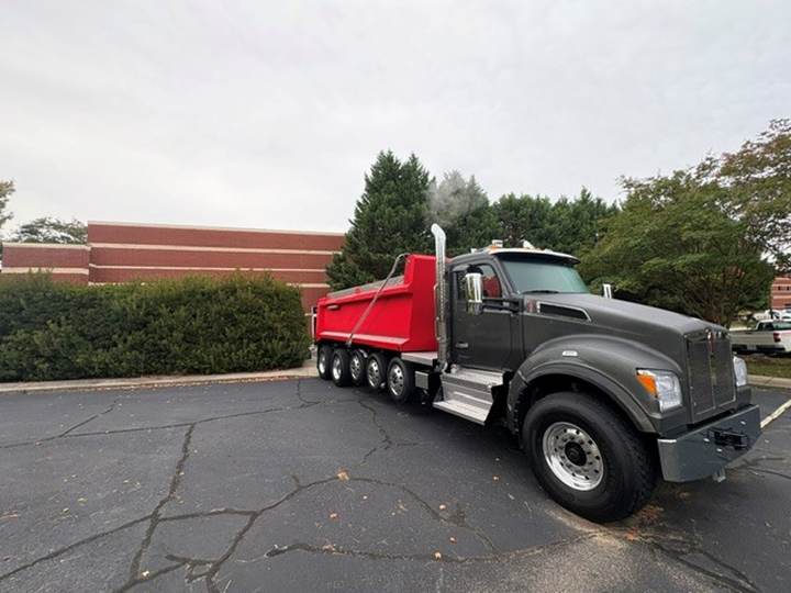 2027 Kenworth T880S 5-Axle Dump Truck, exterior photo 1