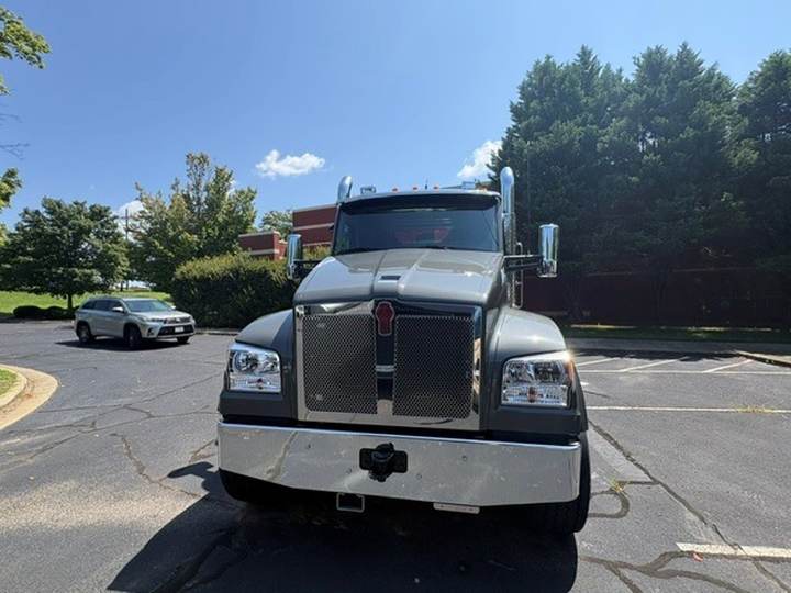2027 Kenworth T880S 5-Axle Dump Truck, exterior photo 4