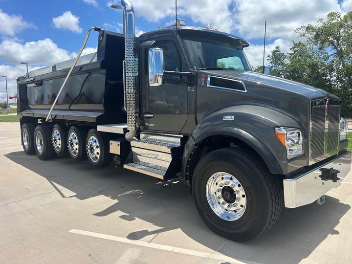 2027 Kenworth T880S 5-Axle Dump Truck, exterior photo 1