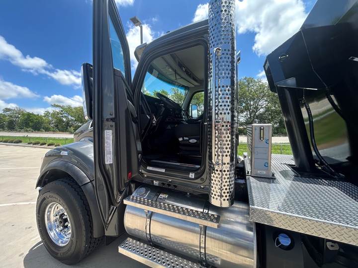 2027 Kenworth T880S 5-Axle Dump Truck, exterior photo 6
