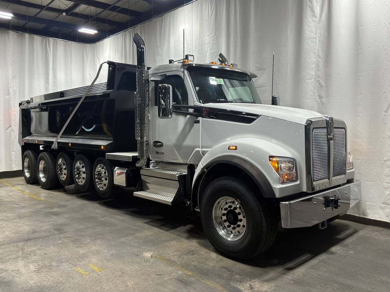 2027 Kenworth T880S 5-Axle Dump Truck, exterior photo 1