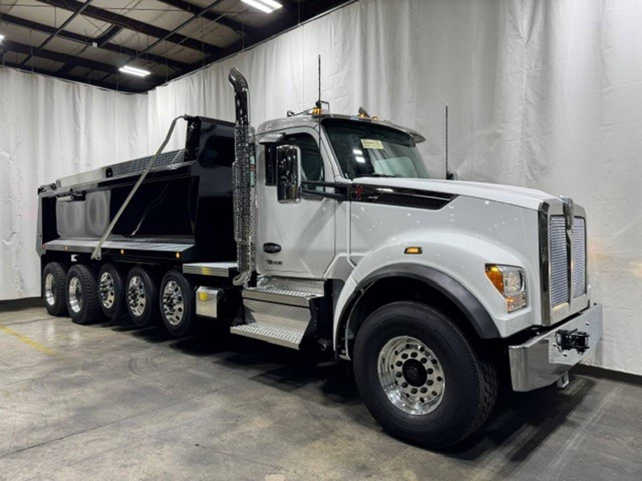 2027 Kenworth T880S 5-Axle Dump Truck, exterior photo 1