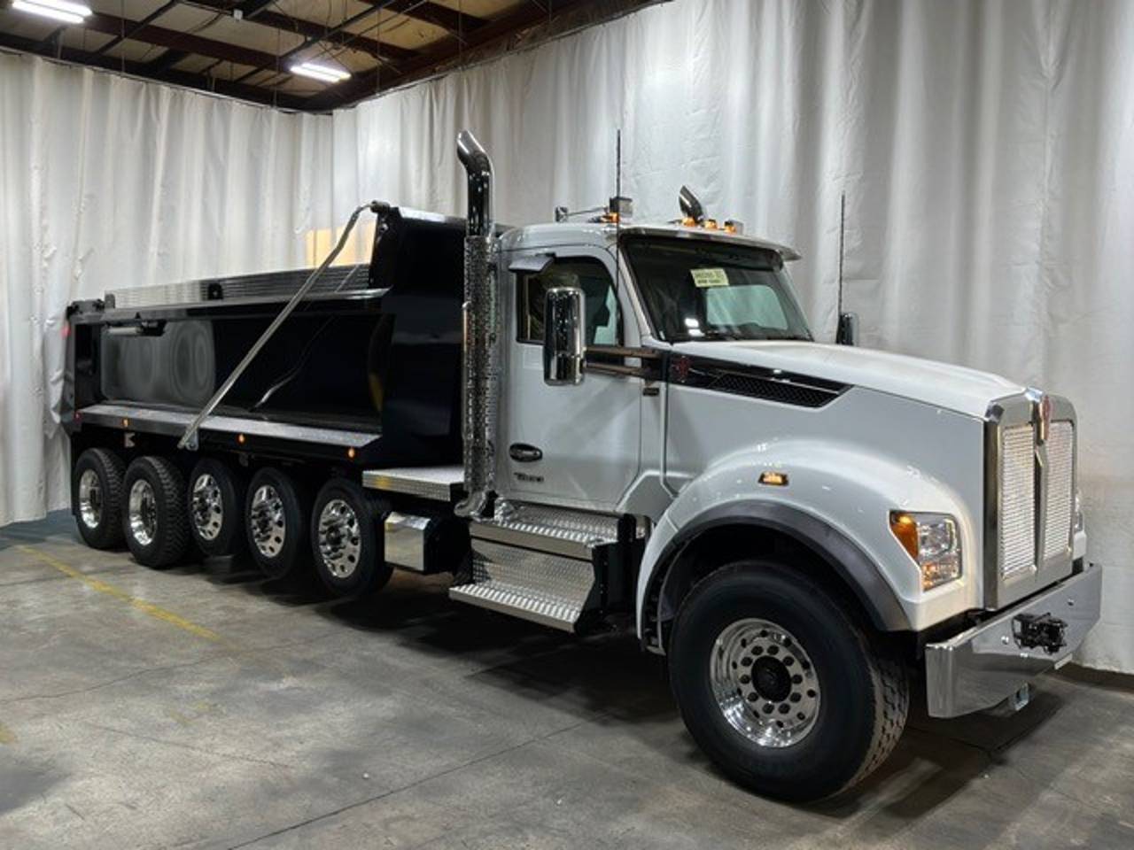 2027 Kenworth T880S 5-Axle Dump Truck, exterior photo 1