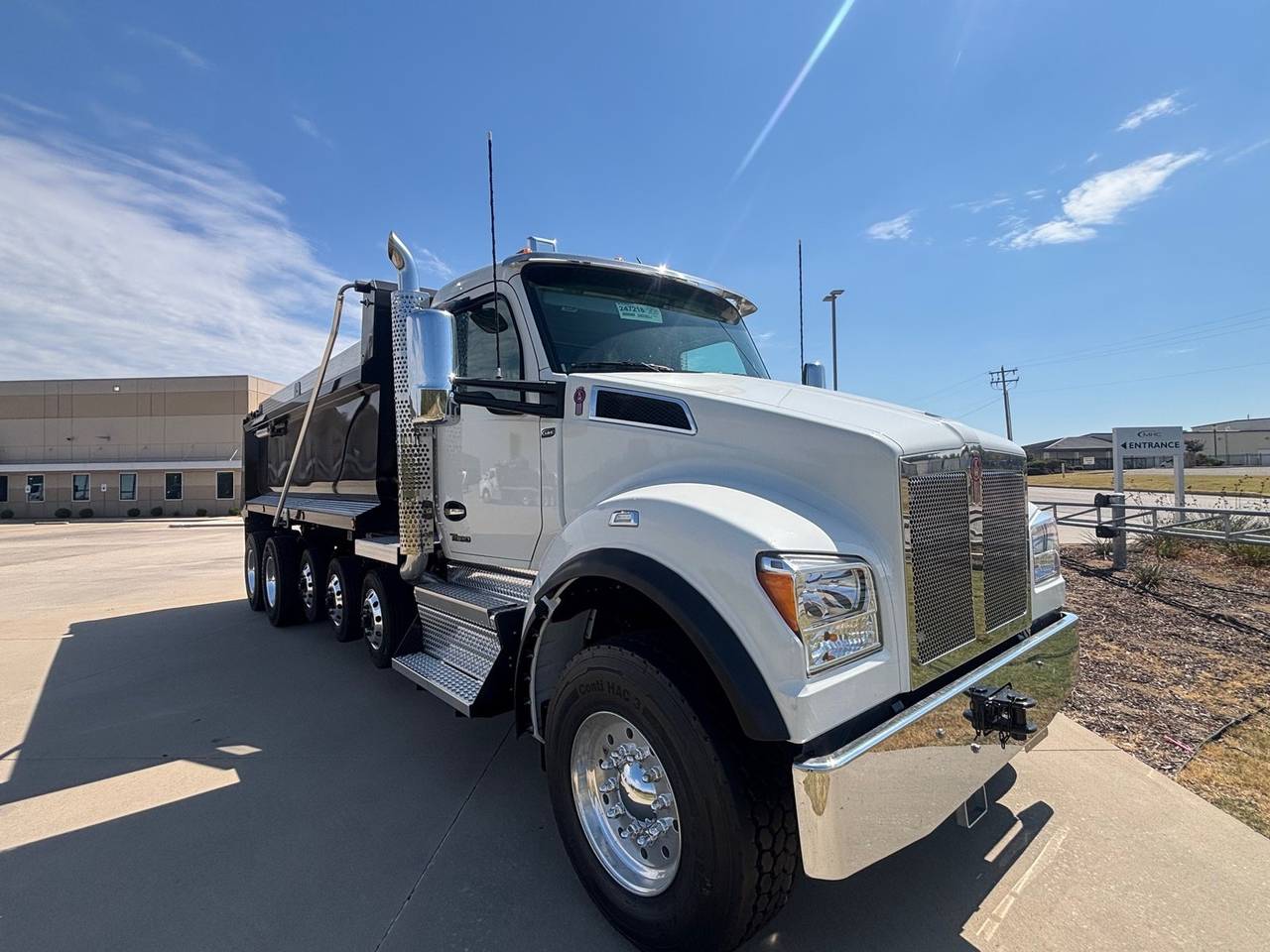 2027 Kenworth T880S 5-Axle Dump Truck, exterior photo 1