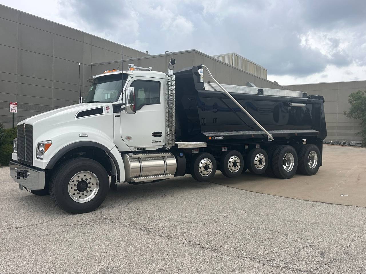 2027 Kenworth T880S 5-Axle Dump Truck, exterior photo 1