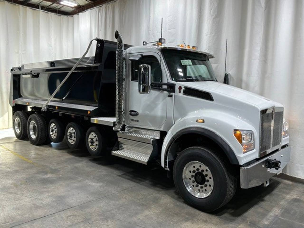 2027 Kenworth T880S 5-Axle Dump Truck, exterior photo 1