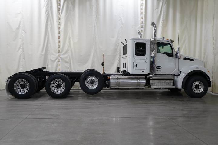 2027 Kenworth T880S 52" Flat Top Sleeper, exterior photo 2