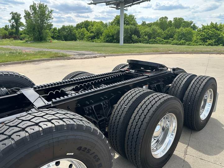 2027 Kenworth T880S 52" Flat Top Sleeper, exterior photo 3