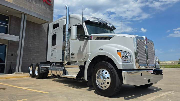 2027 Kenworth T880S 76" Mid Roof Sleeper, exterior photo 1