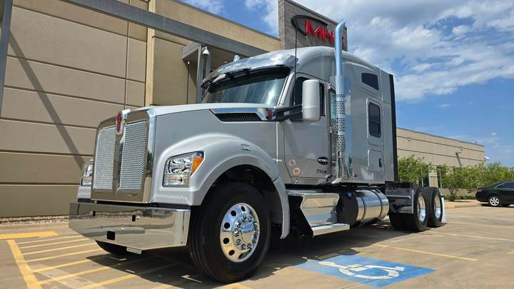2027 Kenworth T880S 76" Mid Roof Sleeper, exterior photo 2