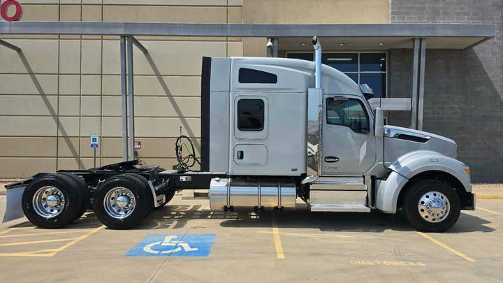 2027 Kenworth T880S 76" Mid Roof Sleeper, exterior photo 5