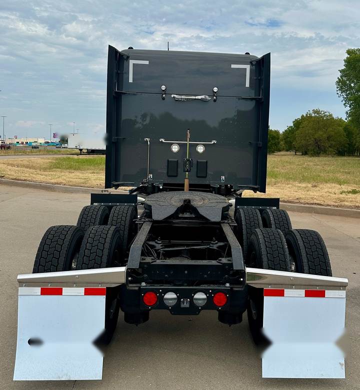 2027 Kenworth T880S 76" Mid Roof Sleeper, exterior photo 1