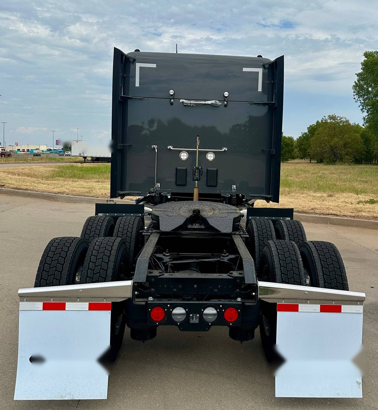 2027 Kenworth T880S 76" Mid Roof Sleeper, exterior photo 1