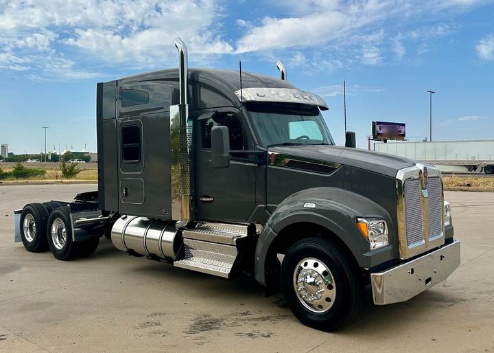 2027 Kenworth T880S 76" Mid Roof Sleeper, exterior photo 3