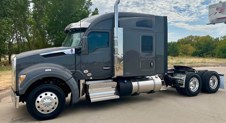 2027 Kenworth T880S 76" Mid Roof Sleeper, exterior photo 4