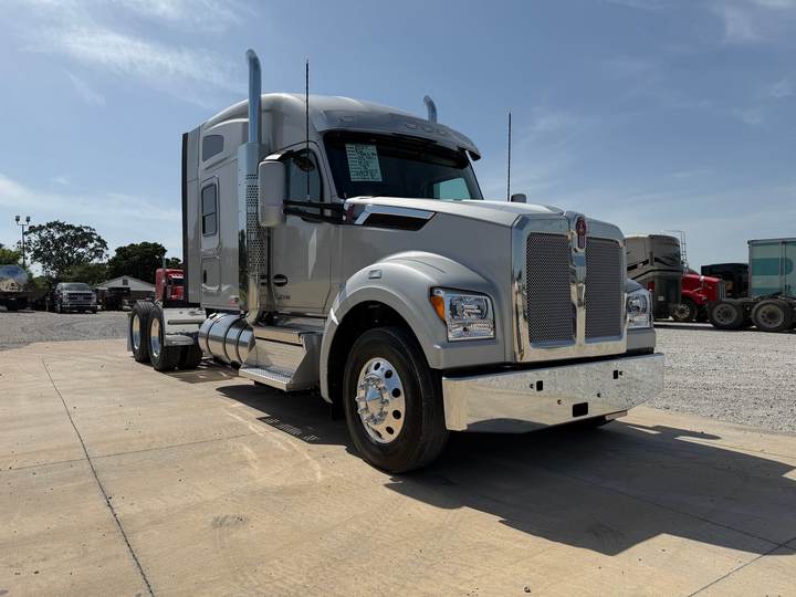 2027 Kenworth T880S 76" Mid Roof Sleeper, exterior photo 1