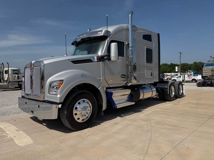 2027 Kenworth T880S 76" Mid Roof Sleeper, exterior photo 2