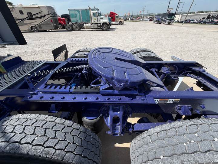 2027 Kenworth T880S 76" Mid Roof Sleeper, exterior photo 3