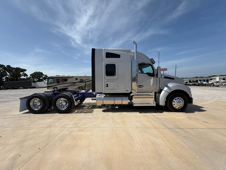2027 Kenworth T880S 76" Mid Roof Sleeper, exterior photo 4
