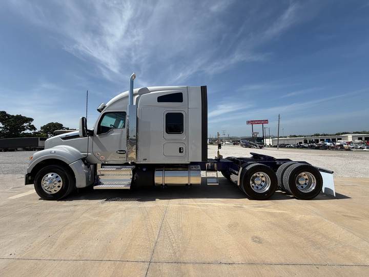2027 Kenworth T880S 76" Mid Roof Sleeper, exterior photo 5