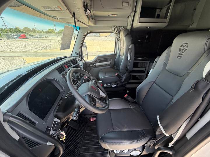2027 Kenworth T880S 76" Mid Roof Sleeper, interior photo 6