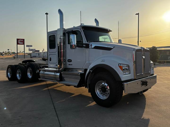 2027 Kenworth T880S Day Cab, exterior photo 1