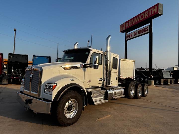 2027 Kenworth T880S Day Cab, exterior photo 2
