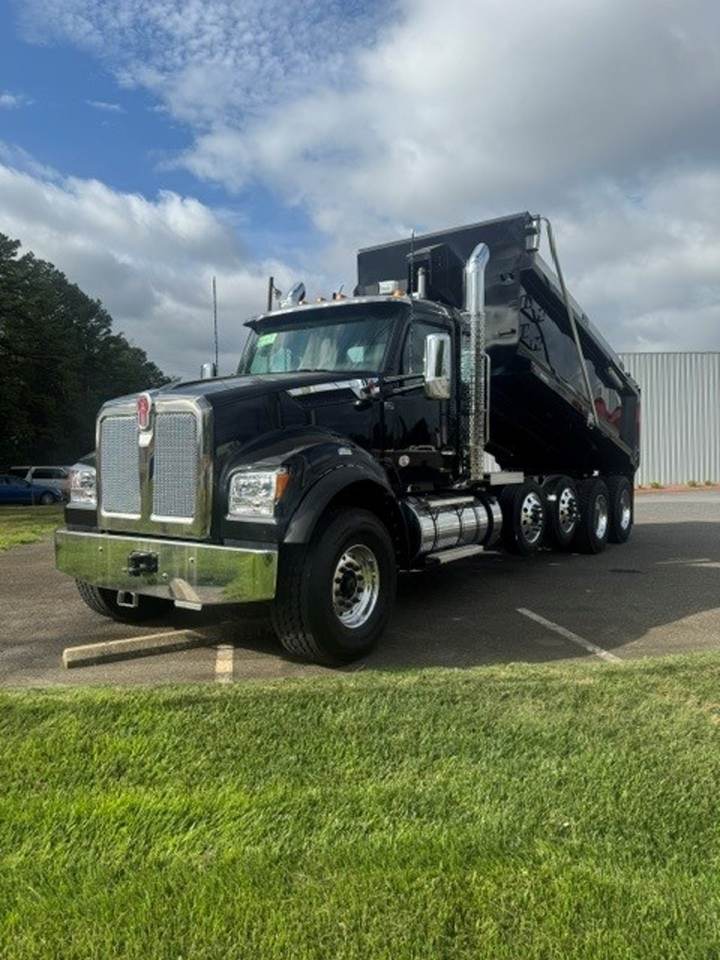 2027 Kenworth T880S Quad Axle Dump Truck, exterior photo 1