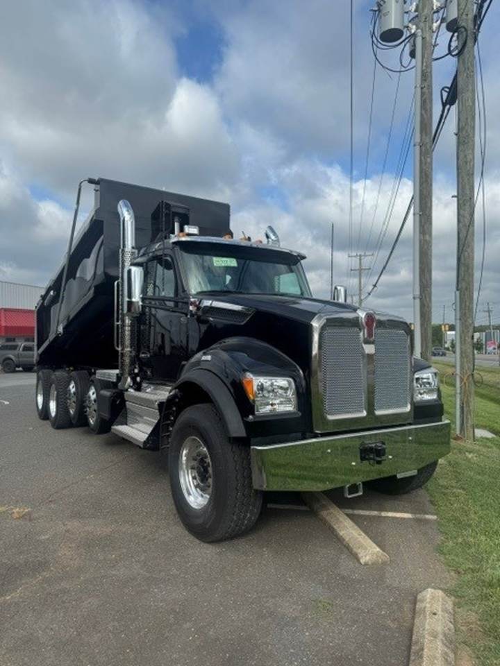 2027 Kenworth T880S Quad Axle Dump Truck, exterior photo 2