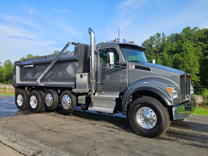 2027 Kenworth T880S Quad Axle Dump Truck, exterior photo 1