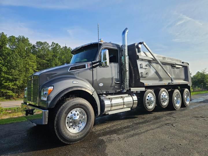 2027 Kenworth T880S Quad Axle Dump Truck, exterior photo 2