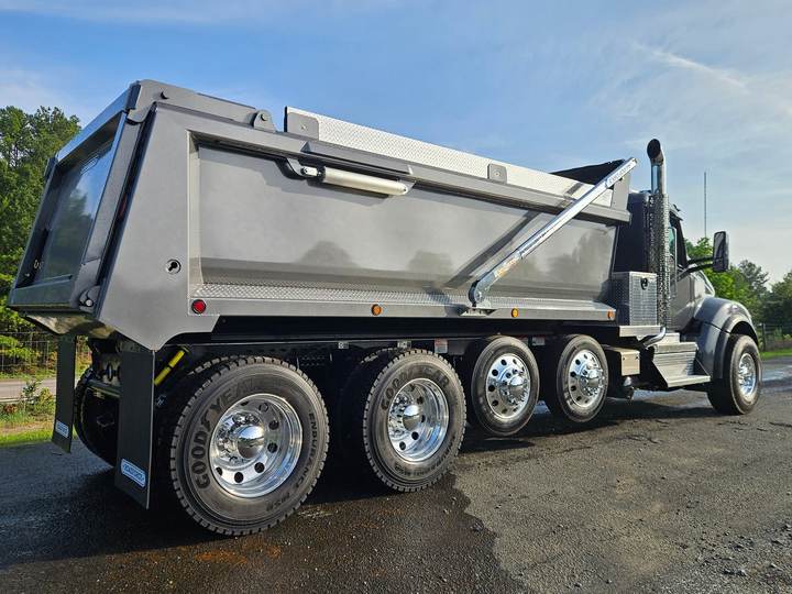 2027 Kenworth T880S Quad Axle Dump Truck, exterior photo 3