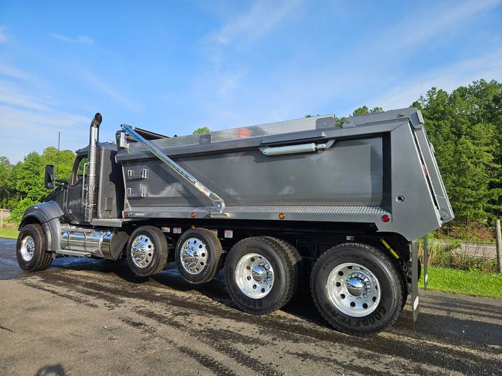 2027 Kenworth T880S Quad Axle Dump Truck, exterior photo 4