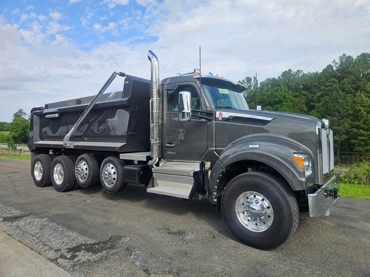 2027 Kenworth T880S Quad Axle Dump Truck, exterior photo 1