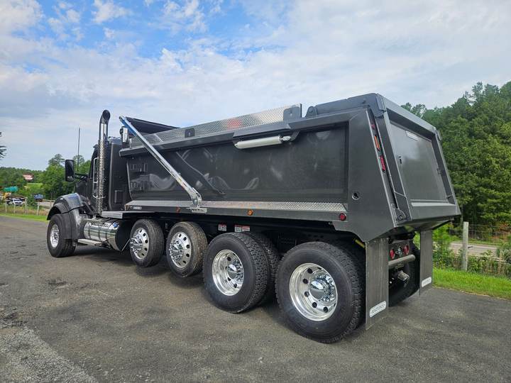 2027 Kenworth T880S Quad Axle Dump Truck, exterior photo 3