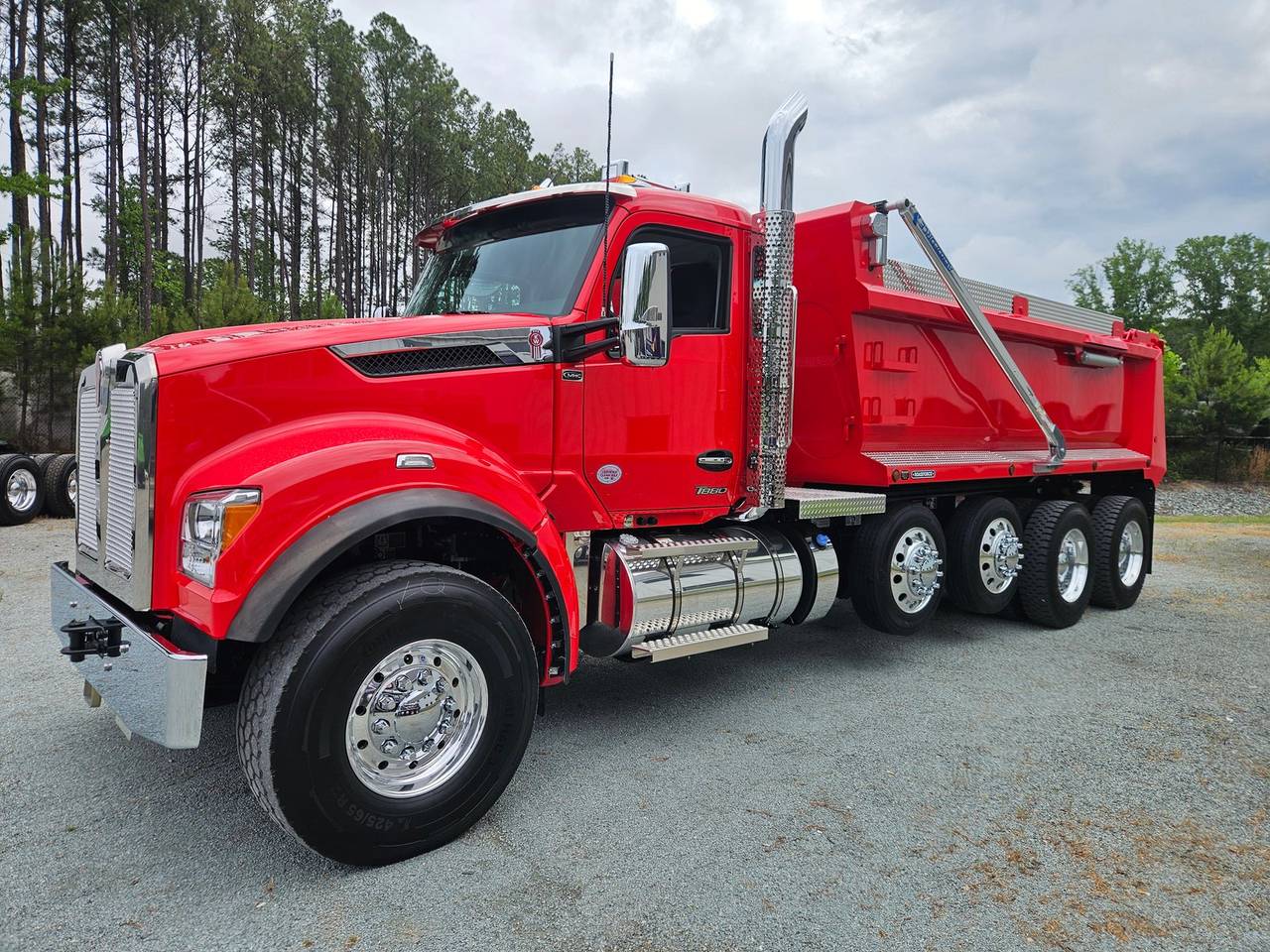 2027 Kenworth T880S Quad Axle Dump Truck, exterior photo 1