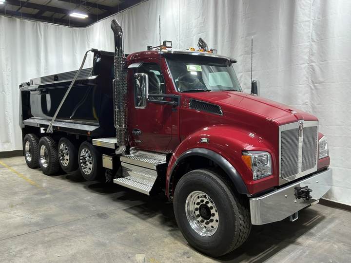 2027 Kenworth T880S Quad Axle Dump Truck, exterior photo 1