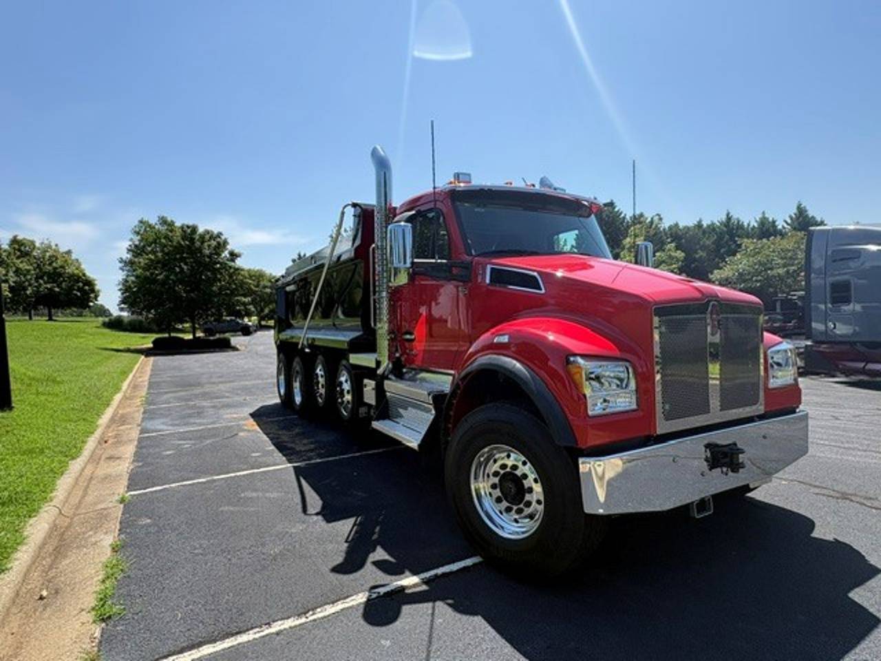 2027 Kenworth T880S Quad Axle Dump Truck, exterior photo 1