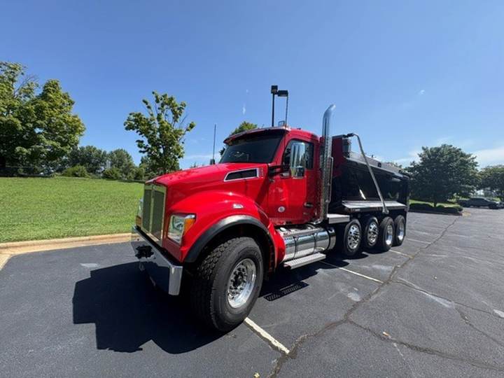 2027 Kenworth T880S Quad Axle Dump Truck, exterior photo 2