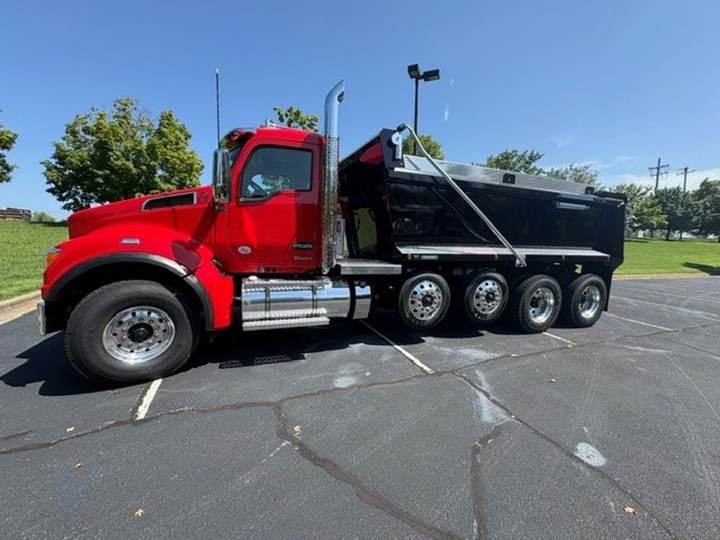 2027 Kenworth T880S Quad Axle Dump Truck, exterior photo 5